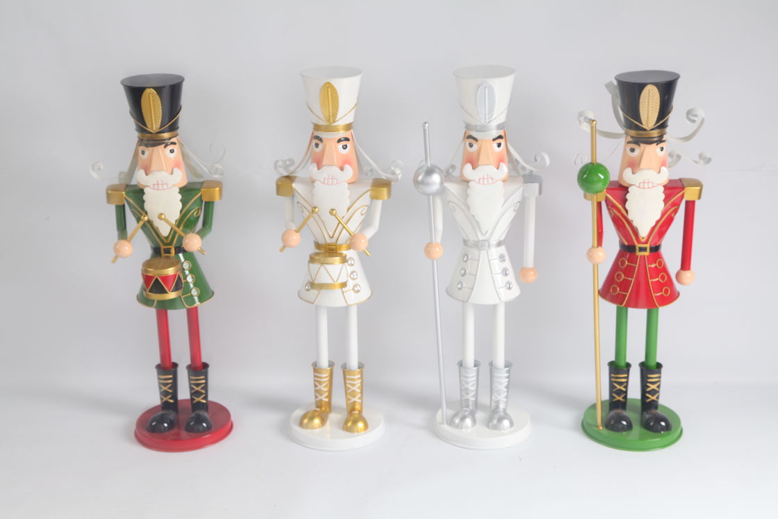 Handcrafted Modern Metal Christmas Decorations Festive Theme In Red Green / White